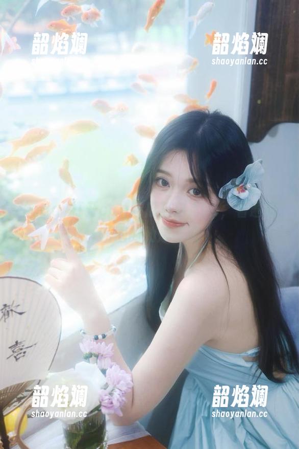 打开cgg吃瓜黑料App，看遍娱乐圈的劲爆新闻
