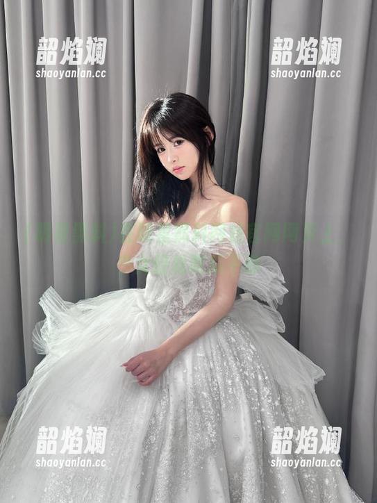 在明星黑料网站官网网页上，少女轻松吃瓜不停