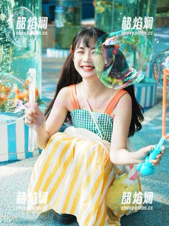 网曝黑料网站再曝猛料，妹子第一时间带你吃瓜