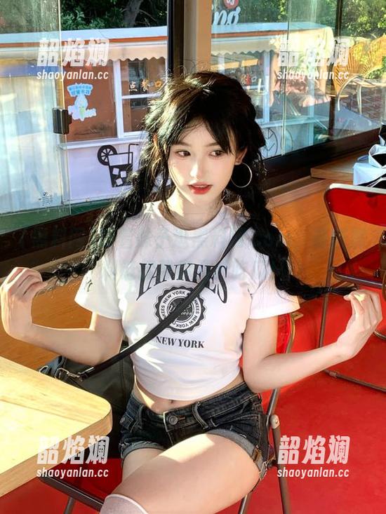 跟着妹子逛黑料网.com，最新黑料链接帮你及时吃瓜！